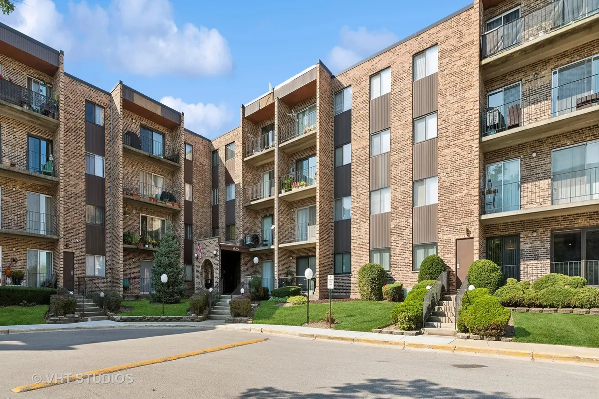 625 W Huntington Commons RD #105, Mount Prospect, IL 60056