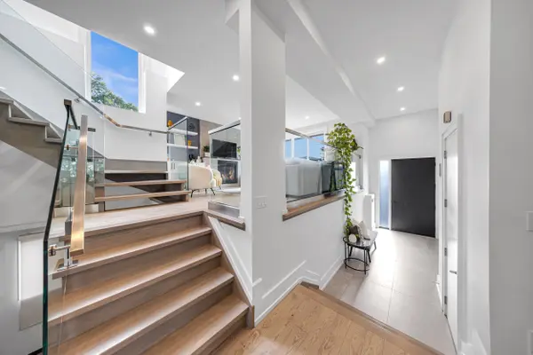 7 Derwyn RD, Toronto E03, ON M4J 4M7