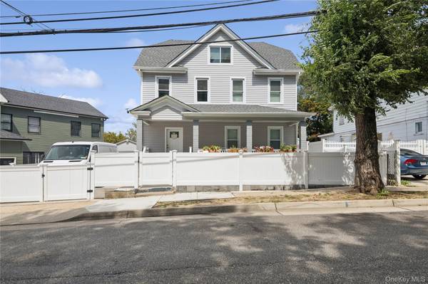 15 Prospect PL, Hempstead, NY 11550