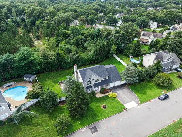 18 Woodridge LN, Coram, NY 11727