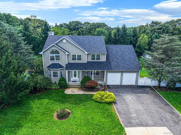 18 Woodridge LN, Coram, NY 11727