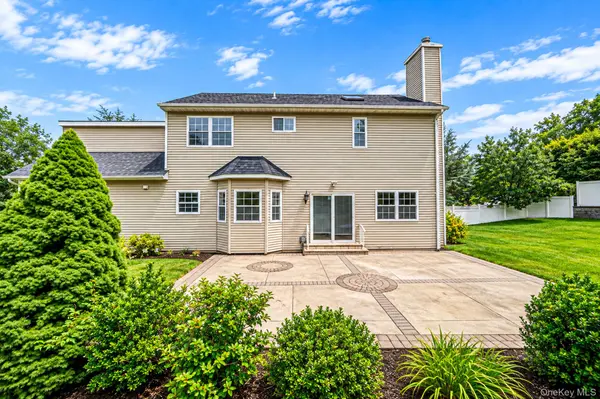 18 Woodridge LN, Coram, NY 11727