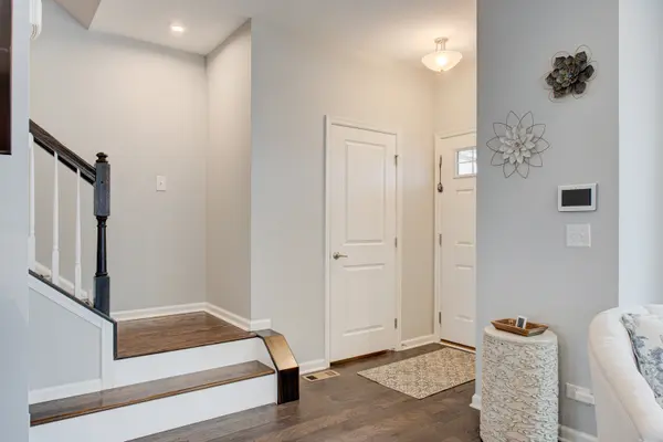 13 Nicholas DR E, Des Plaines, IL 60016