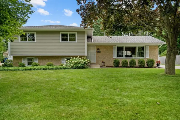 524 Cypress DR, Naperville, IL 60540