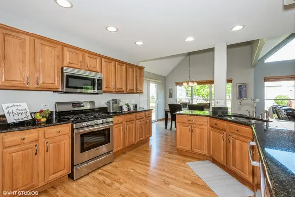 548 Lake Ridge DR, South Elgin, IL 60177