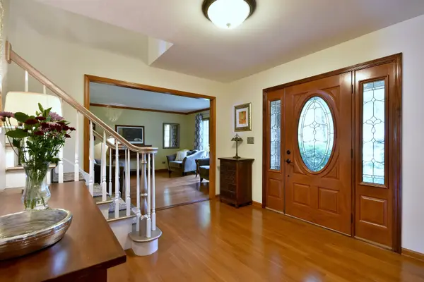 29w571 Brentwood CT, Bartlett, IL 60103