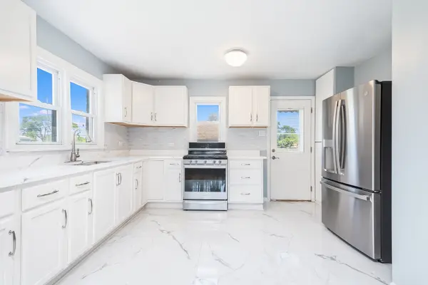 7824 Suburban LN Bridgeview, IL 60455