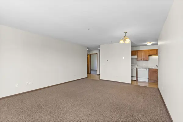 57 E Hattendorf AVE #201, Roselle, IL 60172