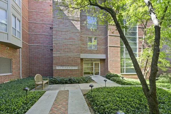 57 E Hattendorf AVE #201, Roselle, IL 60172