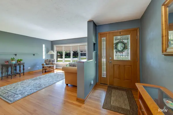 1515 Greenbriar LN, Schaumburg, IL 60193