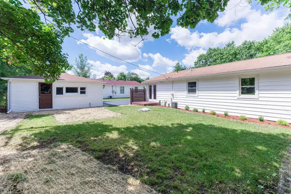 336 Amarillo DR, Carpentersville, IL 60110