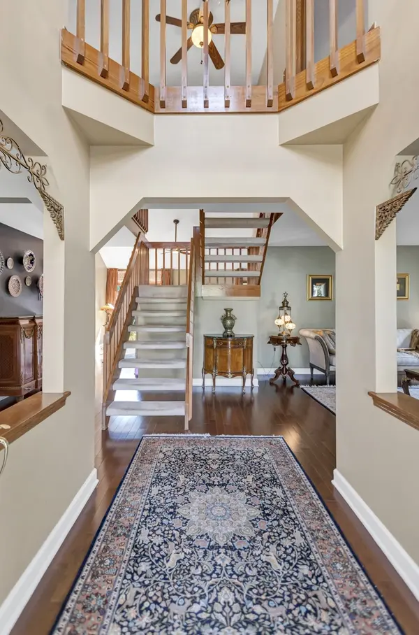 1811 Maine DR, Elk Grove Village, IL 60007