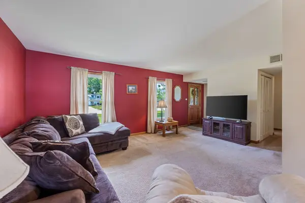 1470 Devonshire LN, Hoffman Estates, IL 60169