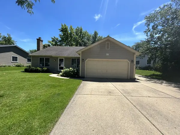 875 Boxwood DR, Crystal Lake, IL 60014