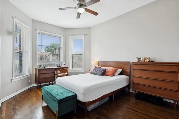 1045 W Dakin ST, Chicago, IL 60613