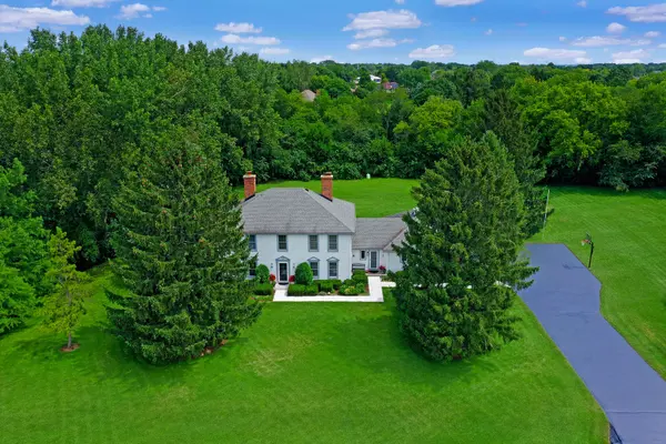 12 Oneida LN, Hawthorn Woods, IL 60047