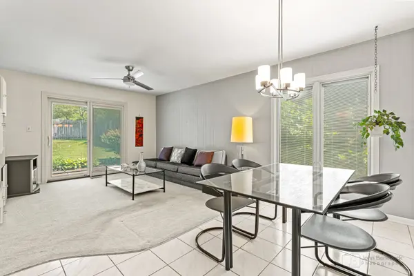 810 W Lakeside PLZ, Hoffman Estates, IL 60169