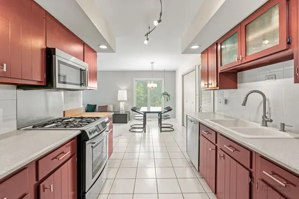 810 W Lakeside PLZ, Hoffman Estates, IL 60169