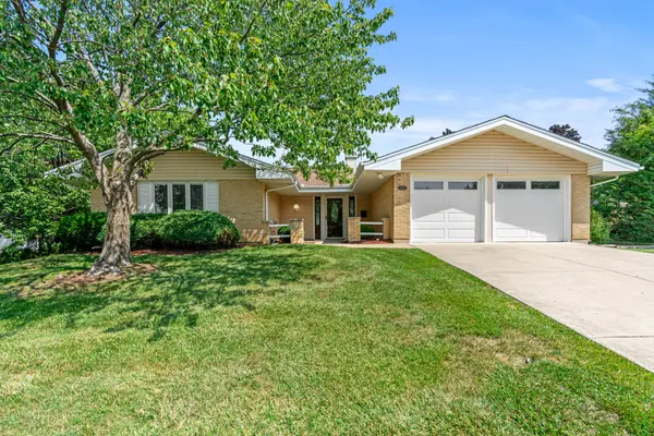 810 W Lakeside PLZ, Hoffman Estates, IL 60169