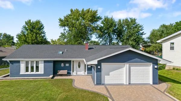 900 Heather LN, Hoffman Estates, IL 60169