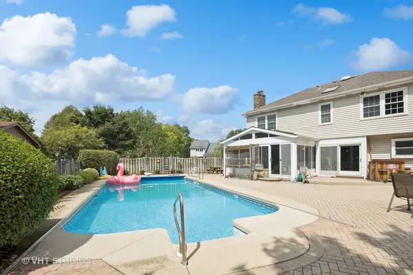 718 Raintree DR, Naperville, IL 60540