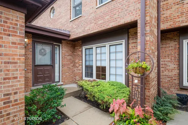 1582 N Windsor DR, Arlington Heights, IL 60004