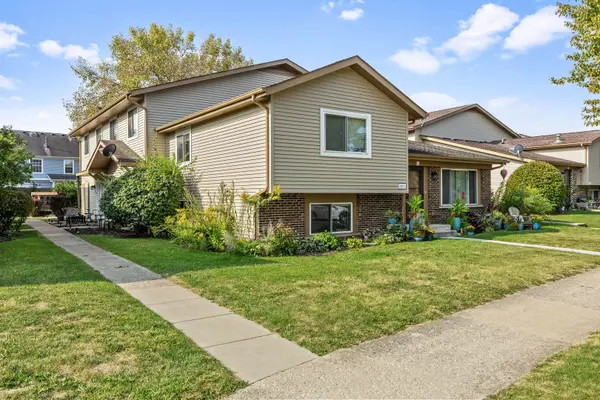 29W523 Winchester CIR S #4, Warrenville, IL 60555