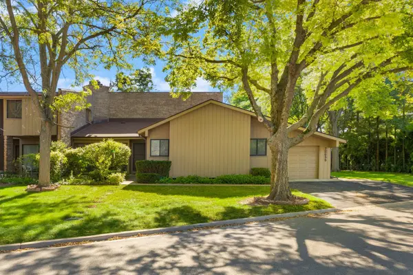 2S655 Emerald Green DR, Warrenville, IL 60555