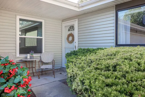 4 Woodbury CT, Streamwood, IL 60107