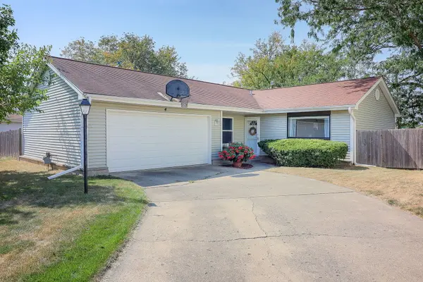 4 Woodbury CT, Streamwood, IL 60107