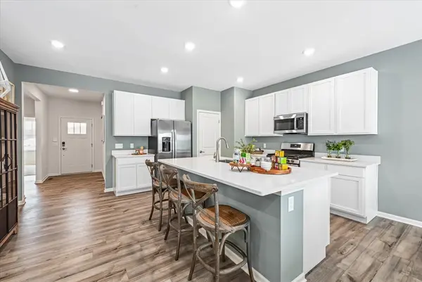 10044 Leopold LN, Huntley, IL 60142
