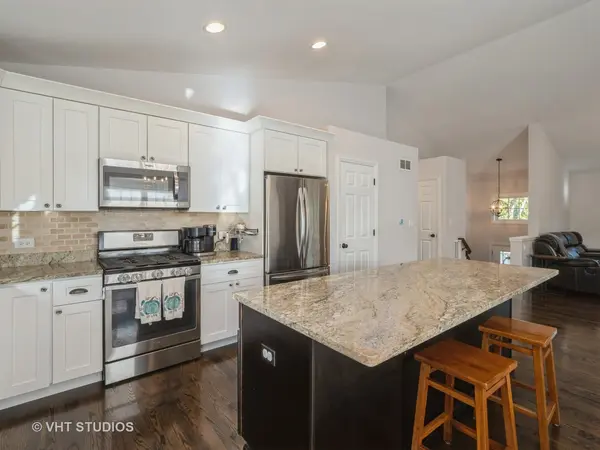 15 N Circle AVE, Port Barrington, IL 60010