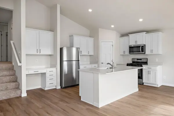 605 Redwood LOOP N, Cambridge, MN 55008