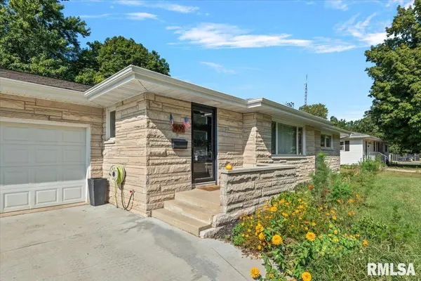 409 N CEDAR ST, Nokomis, IL 62075