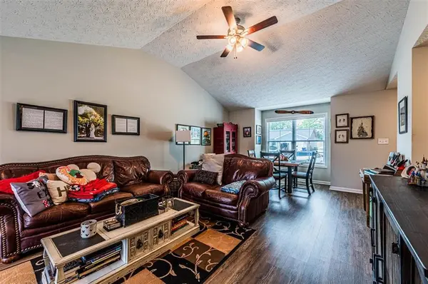 657 Cherry Blossom Rd, Bowling Green, KY 42103
