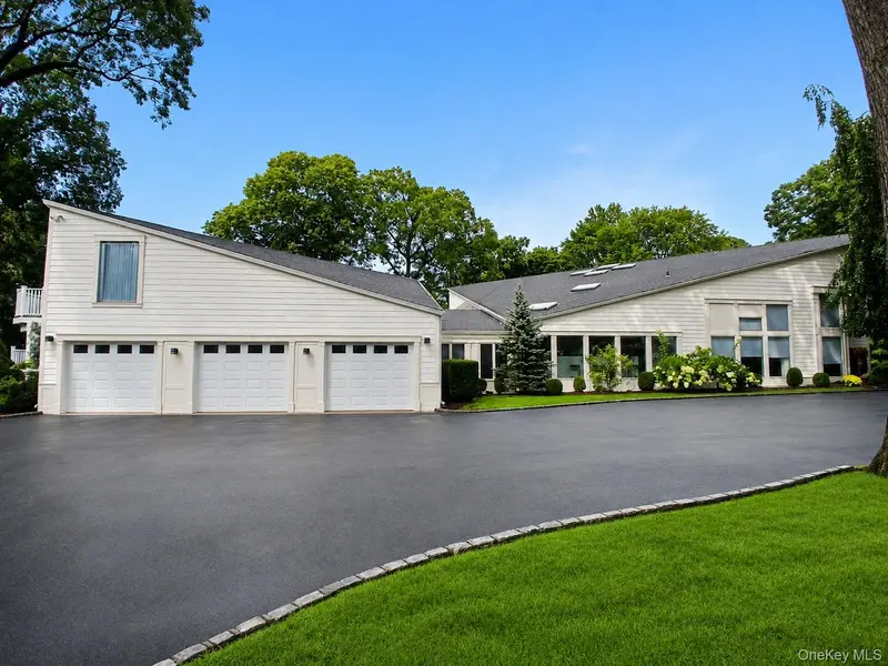 5 Carol LN, Upper Brookville, NY 11545