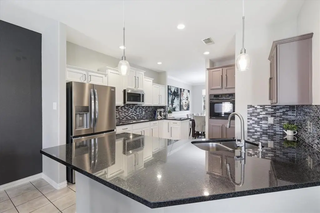 851 Branch Crossing, Lantana, TX 76226