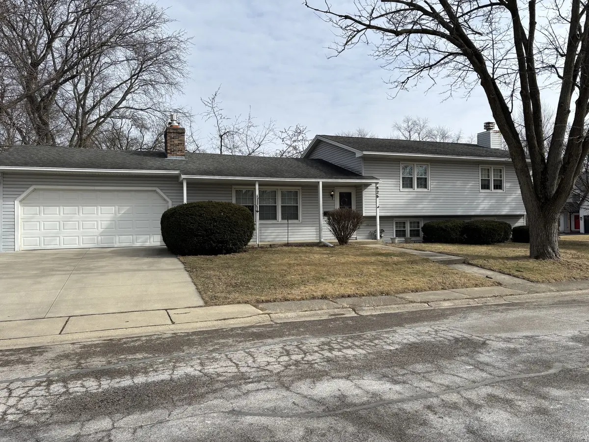 826 Iris LN, Naperville, IL 60540