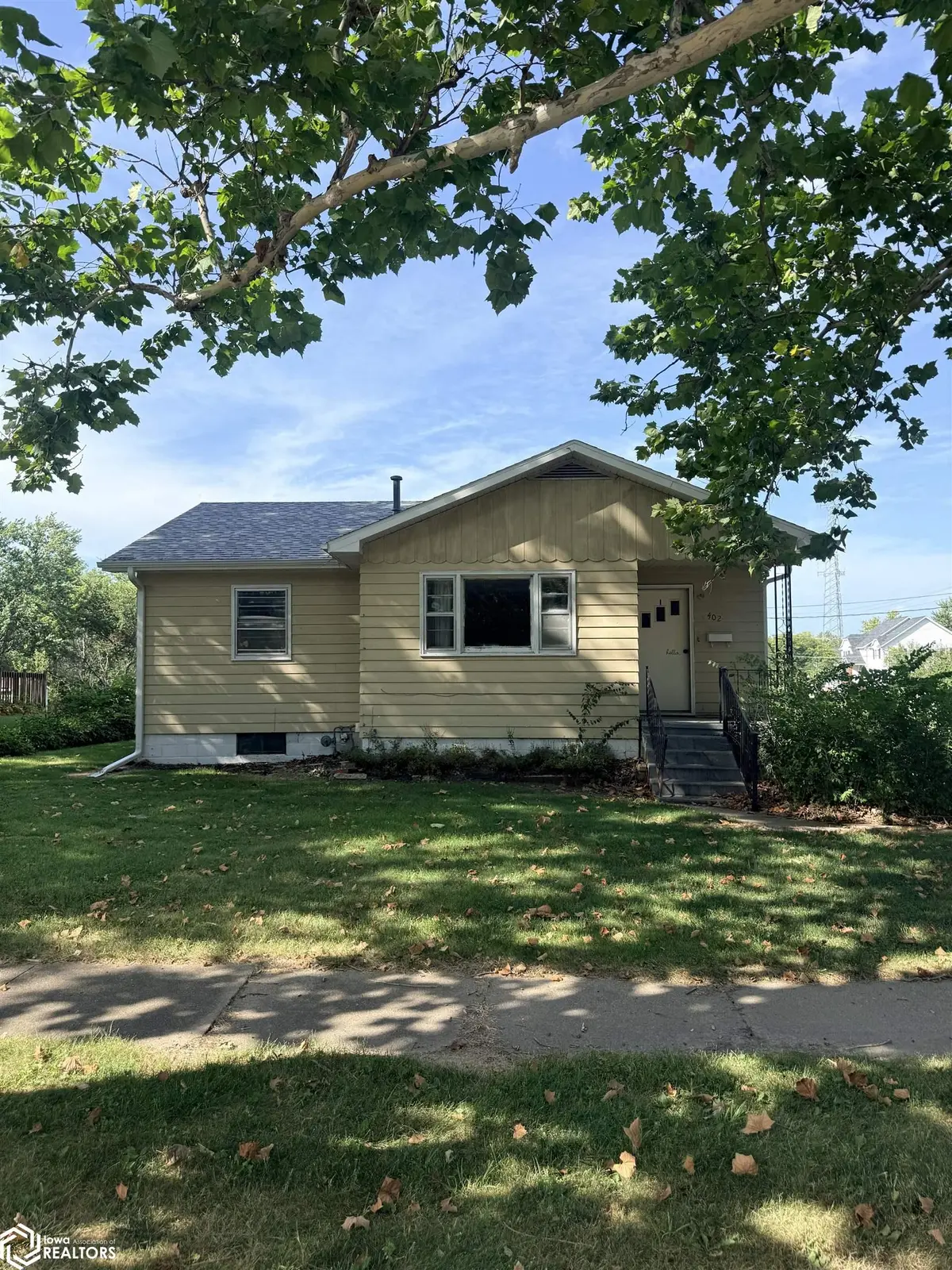 402 W Pleasant Valley ST, Sigourney, IA 52591