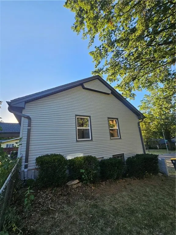 321 E 106th TER, Kansas City, MO 64114
