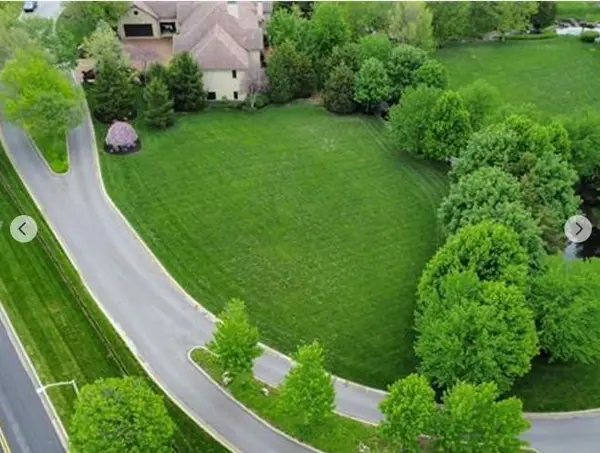 8309 Maplewood LN, Lenexa, KS 66215