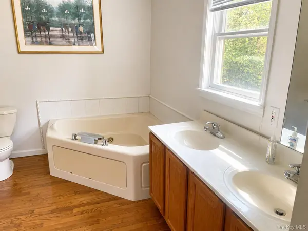 484 N Magee ST, Southampton, NY 11968