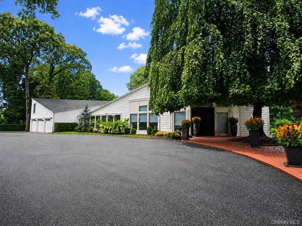 5 Carol LN, Upper Brookville, NY 11545