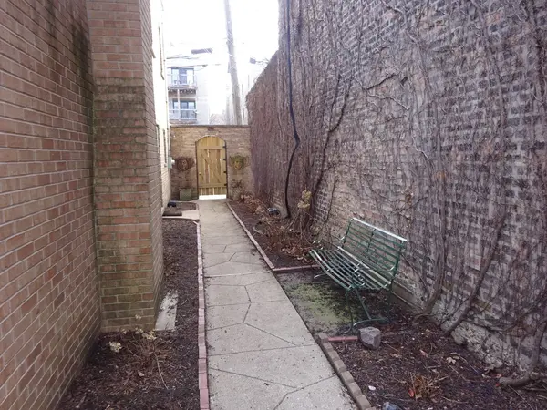 3925 N Janssen AVE, Chicago, IL 60613