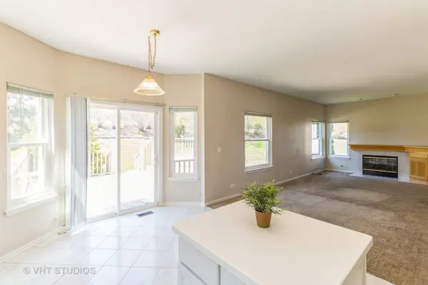 446 Country PL, Lindenhurst, IL 60046