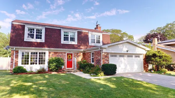 2414 S Embers LN, Arlington Heights, IL 60005