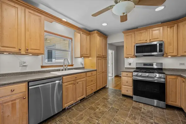 1125 Emerald DR, Naperville, IL 60540