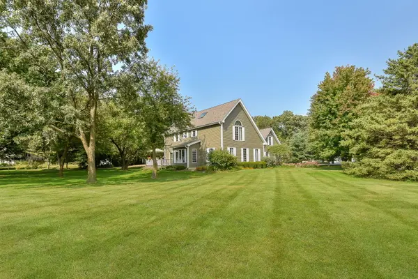 38W388 Foxwood LN, St. Charles, IL 60175