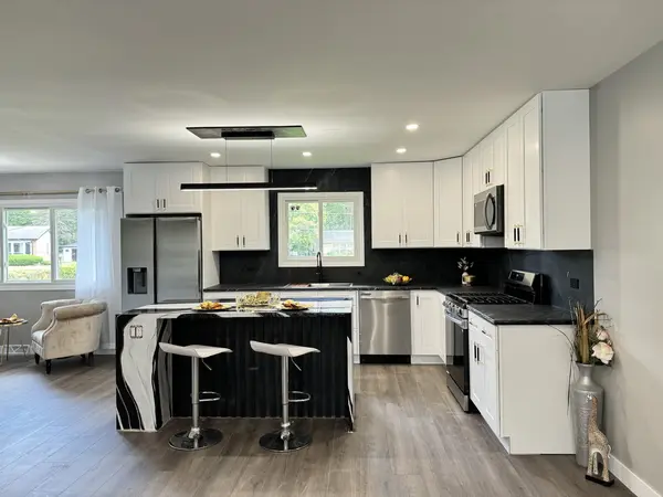 1138 W Iowa ST, Glenwood, IL 60425