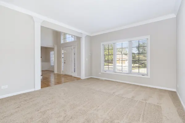 816 Queens Gate CIR, Sugar Grove, IL 60554
